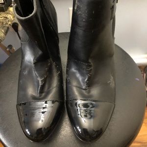 Ann taylor Black pair pointy patin heel with a small thick patin leather heel.